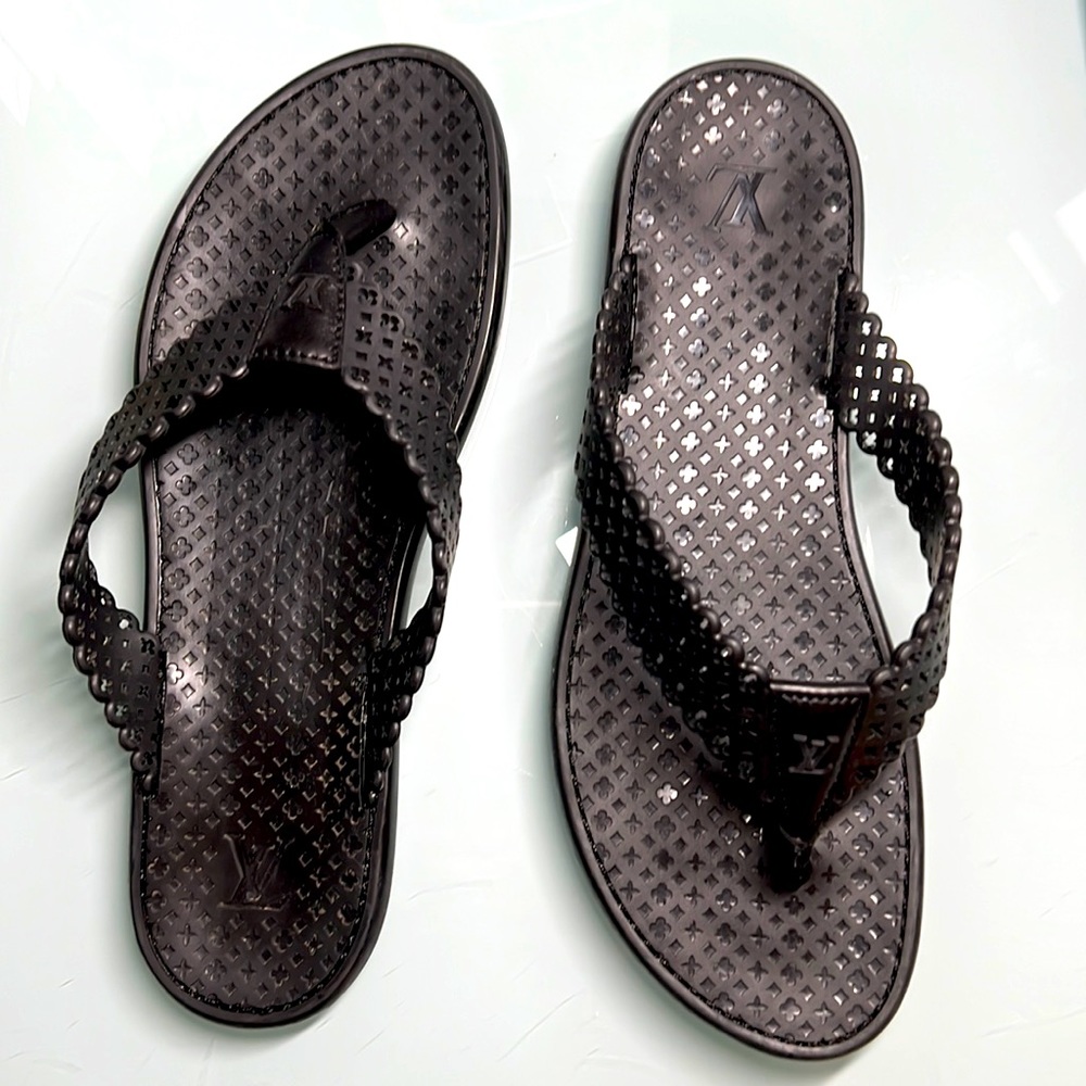 Louis Vuitton rubber logo flip flops - size 9